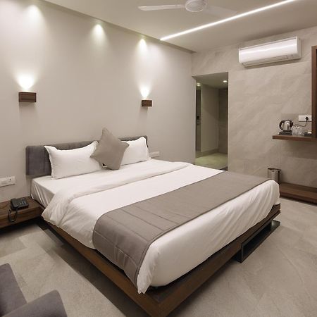 Hotel Carrefour Ahmedabad Exteriör bild