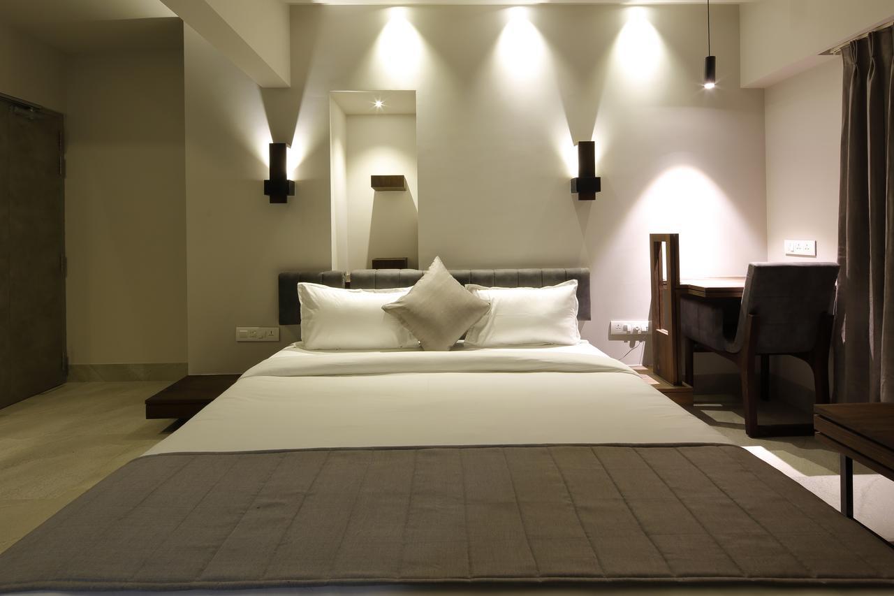 Hotel Carrefour Ahmedabad Exteriör bild