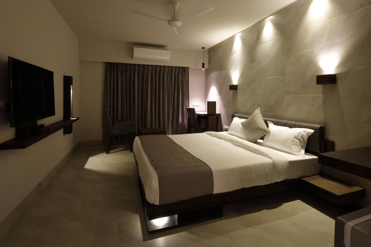 Hotel Carrefour Ahmedabad Exteriör bild