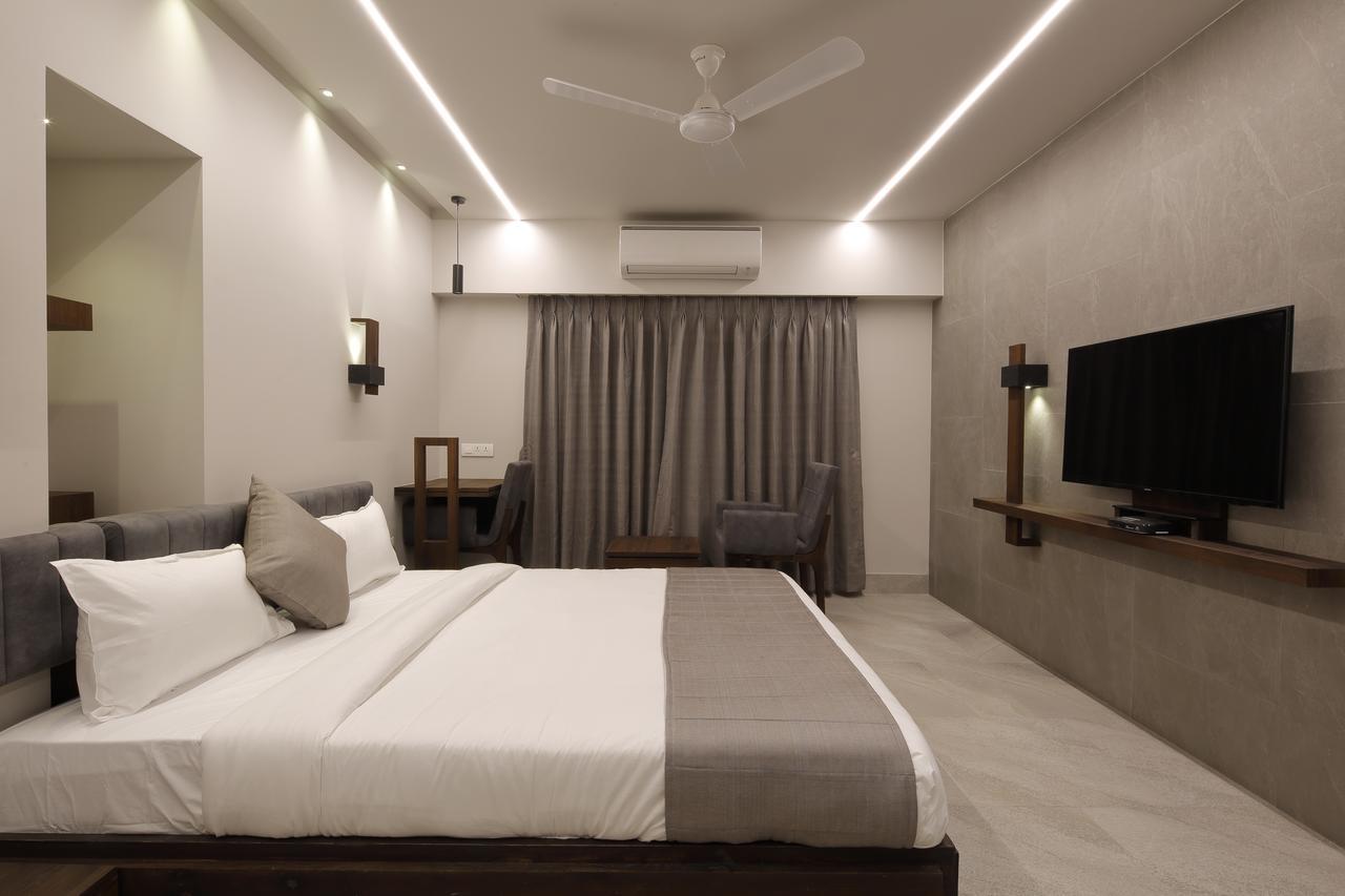 Hotel Carrefour Ahmedabad Exteriör bild