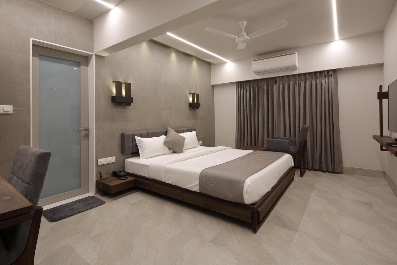 Hotel Carrefour Ahmedabad Exteriör bild