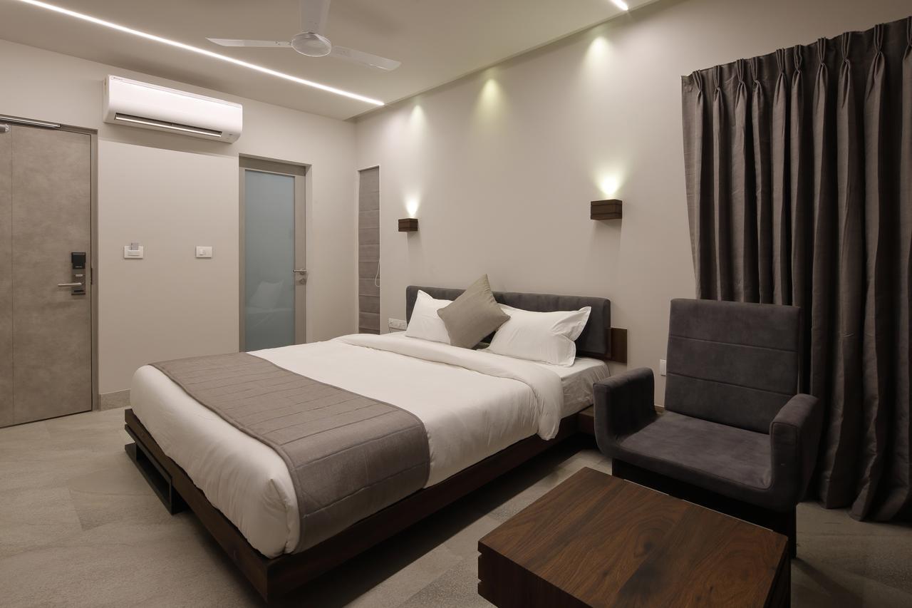 Hotel Carrefour Ahmedabad Exteriör bild