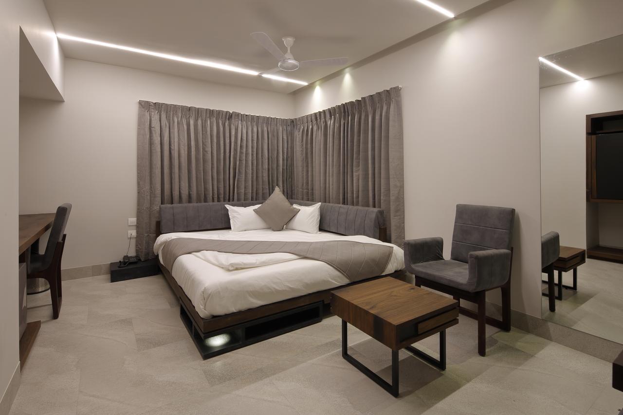 Hotel Carrefour Ahmedabad Exteriör bild