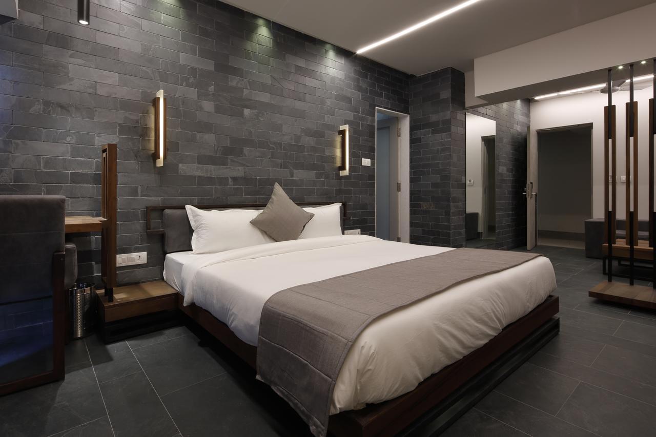 Hotel Carrefour Ahmedabad Exteriör bild
