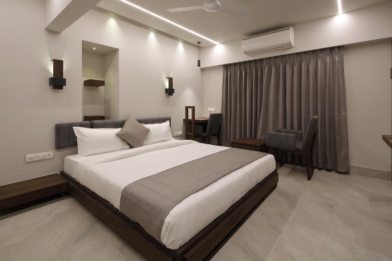 Hotel Carrefour Ahmedabad Exteriör bild