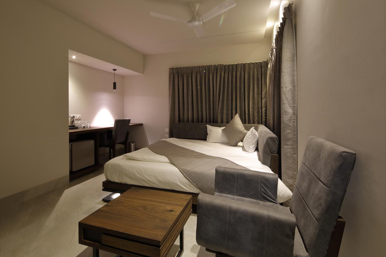 Hotel Carrefour Ahmedabad Exteriör bild