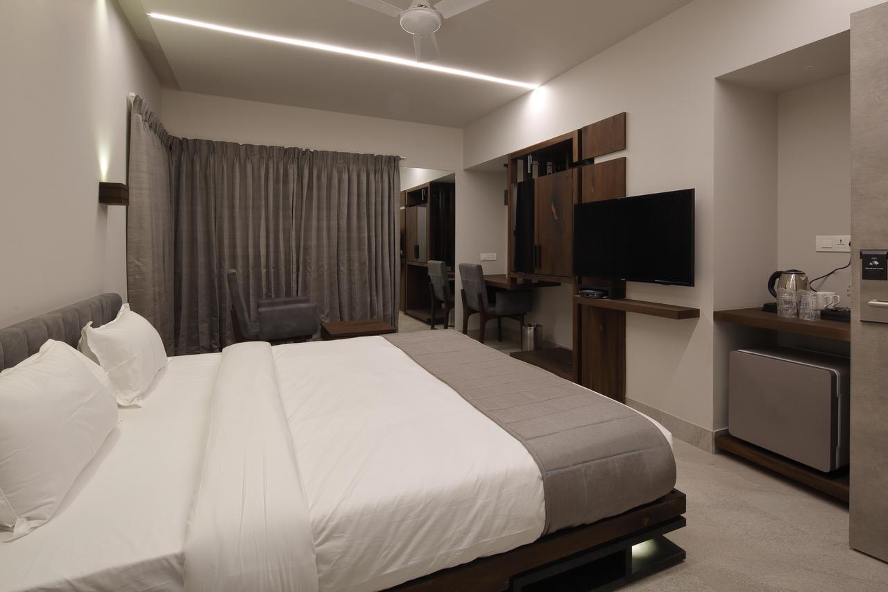 Hotel Carrefour Ahmedabad Exteriör bild