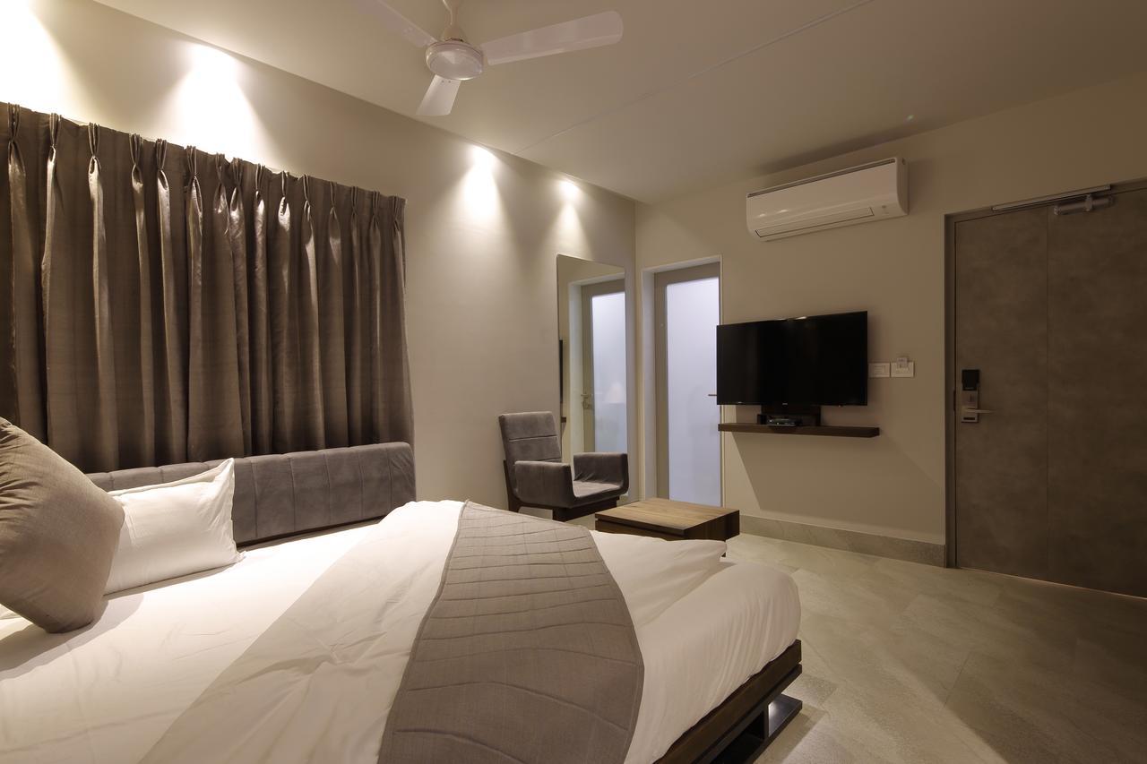 Hotel Carrefour Ahmedabad Exteriör bild