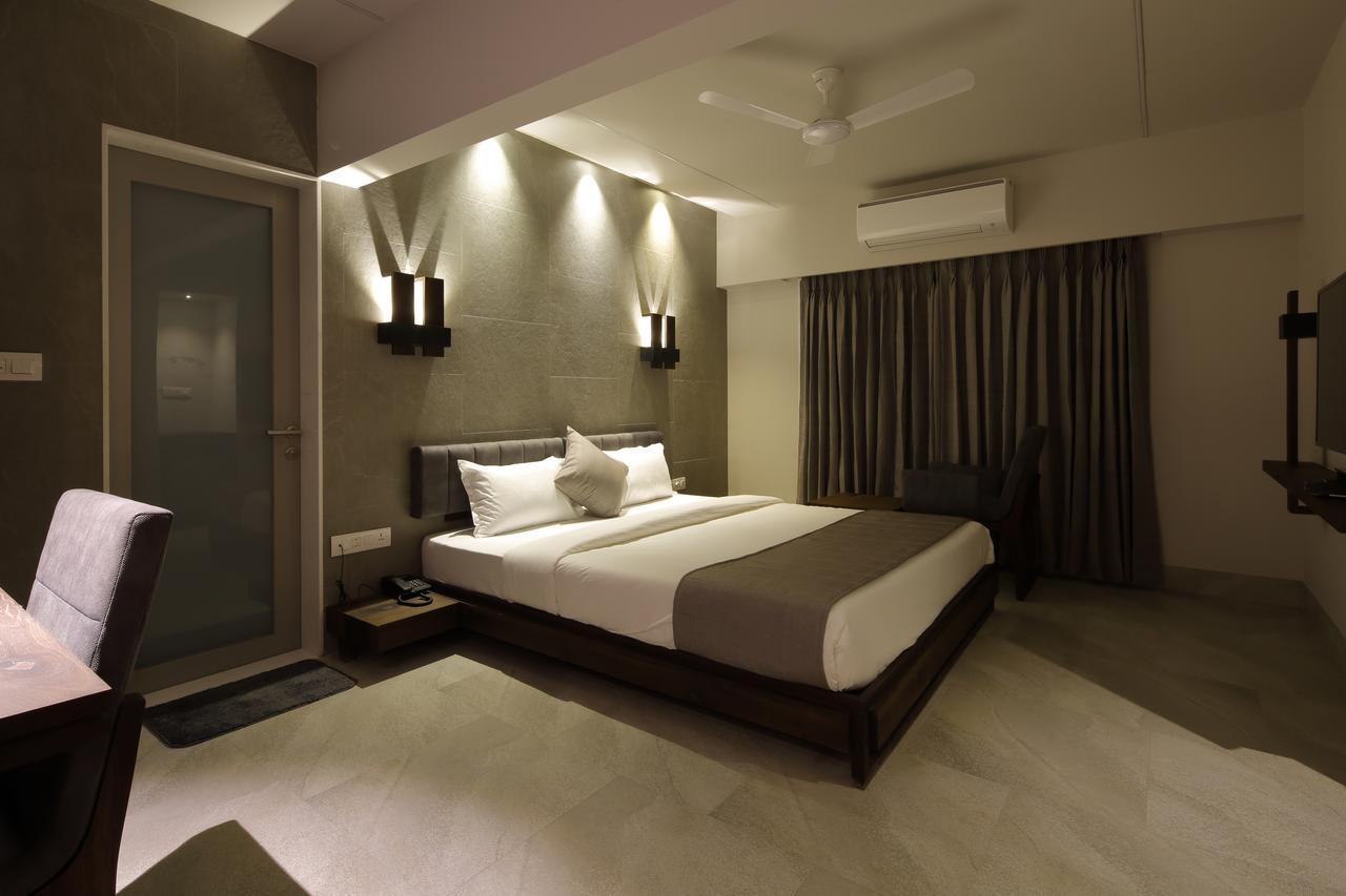 Hotel Carrefour Ahmedabad Exteriör bild