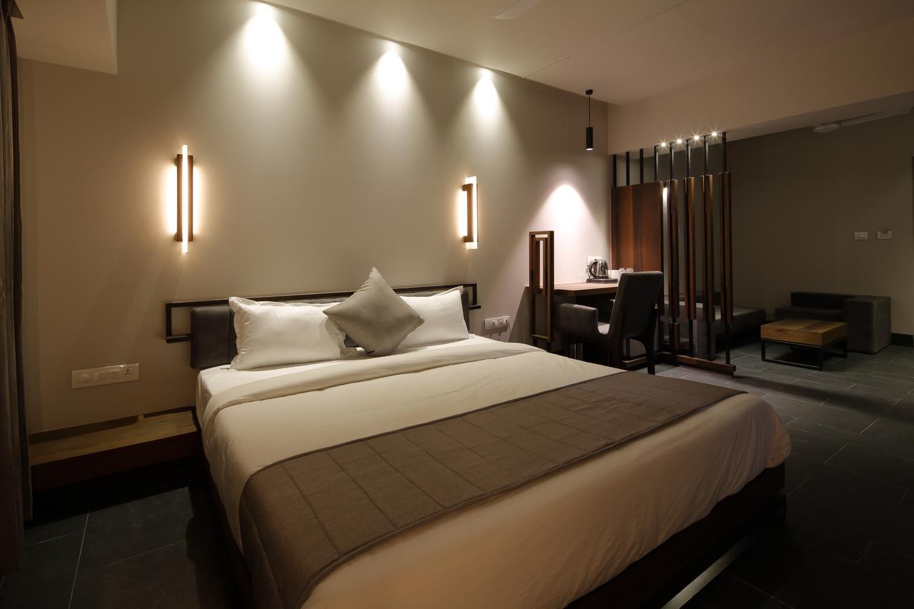 Hotel Carrefour Ahmedabad Exteriör bild
