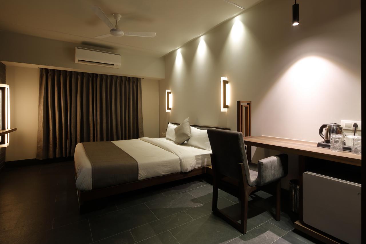 Hotel Carrefour Ahmedabad Exteriör bild