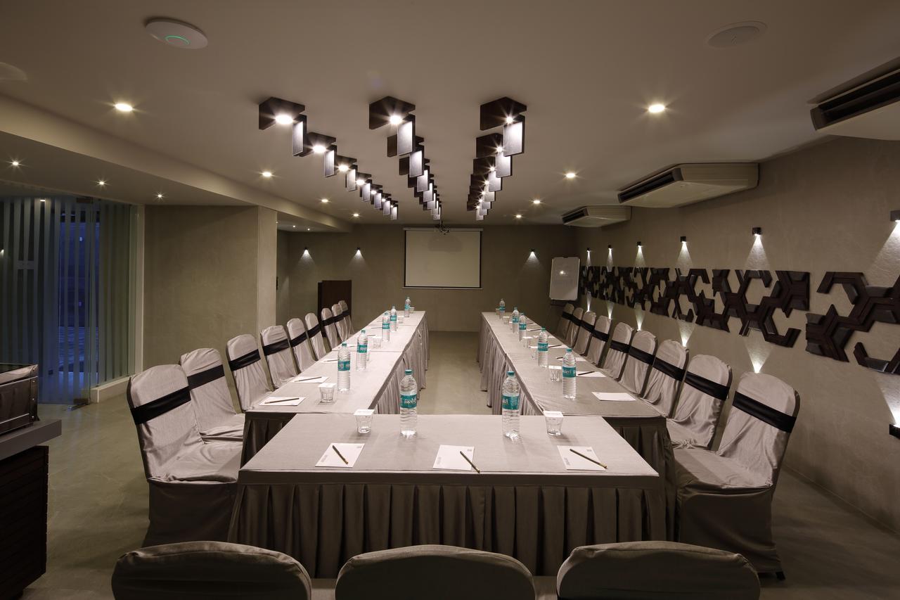 Hotel Carrefour Ahmedabad Exteriör bild