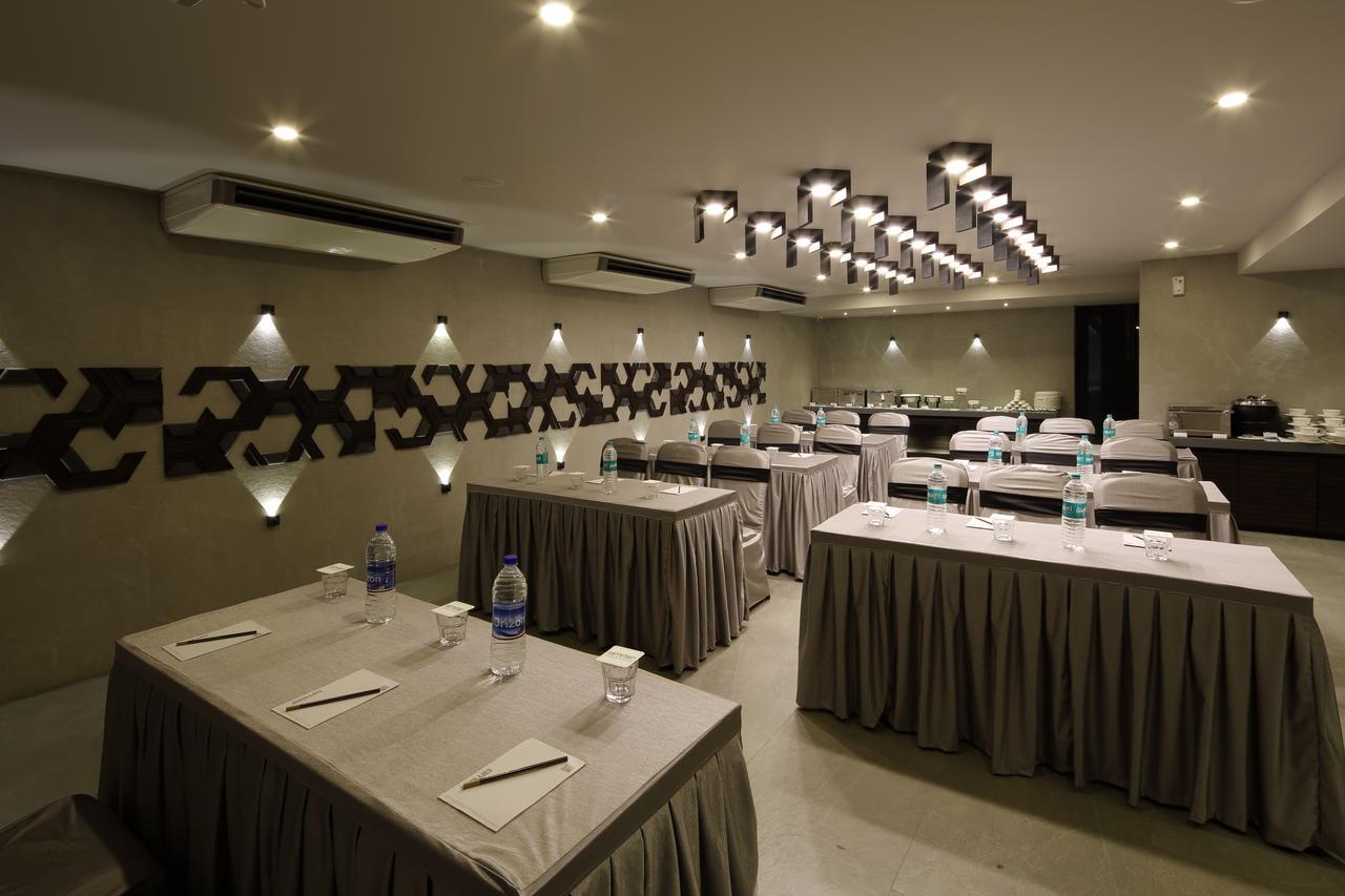 Hotel Carrefour Ahmedabad Exteriör bild