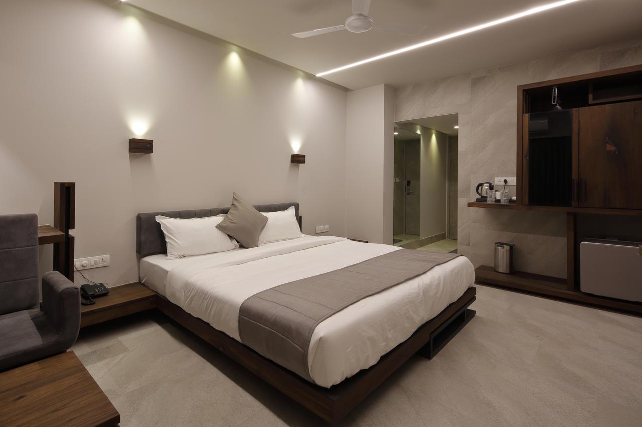 Hotel Carrefour Ahmedabad Exteriör bild