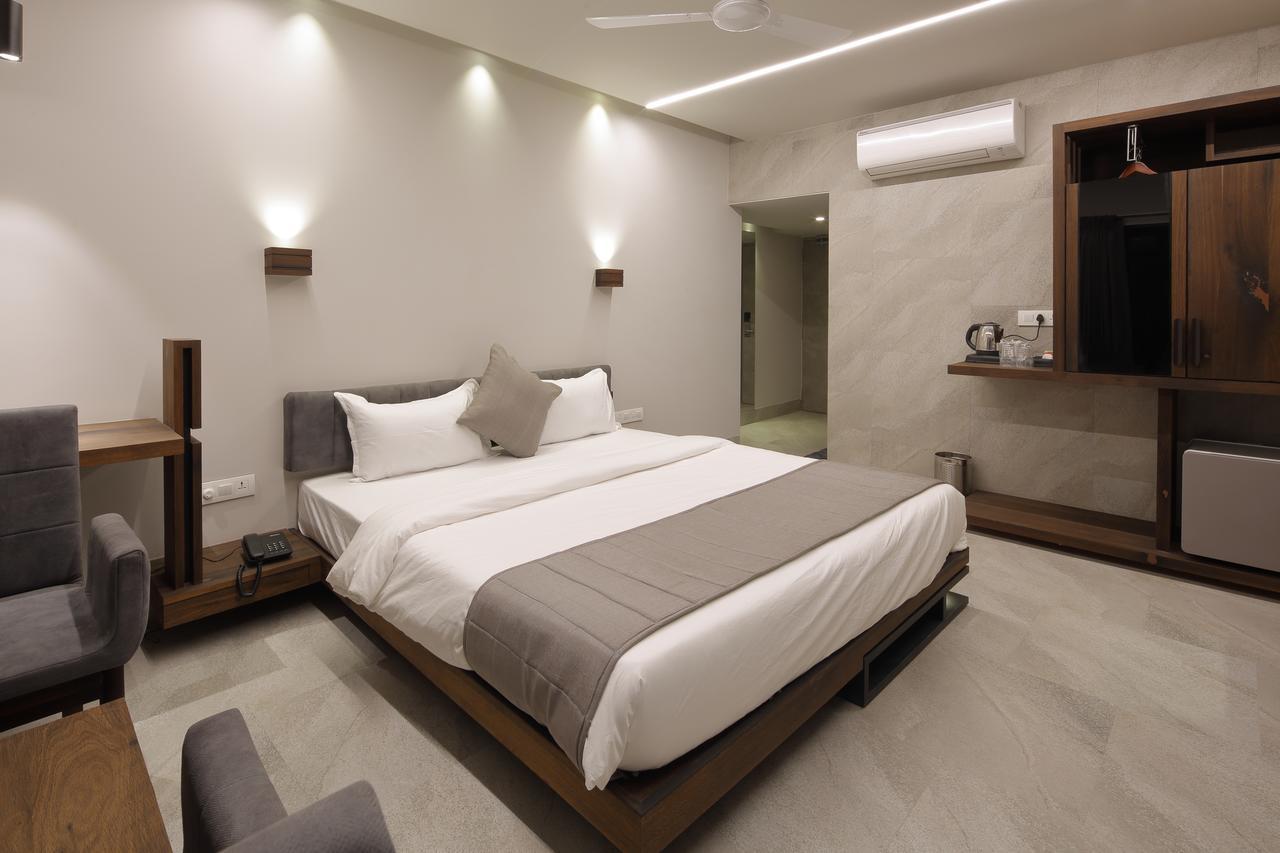 Hotel Carrefour Ahmedabad Exteriör bild